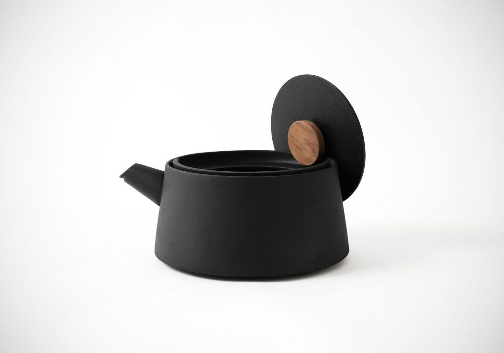 Another look at the Nambu 2016 Cast Iron Kettle by Makoto Koizumi